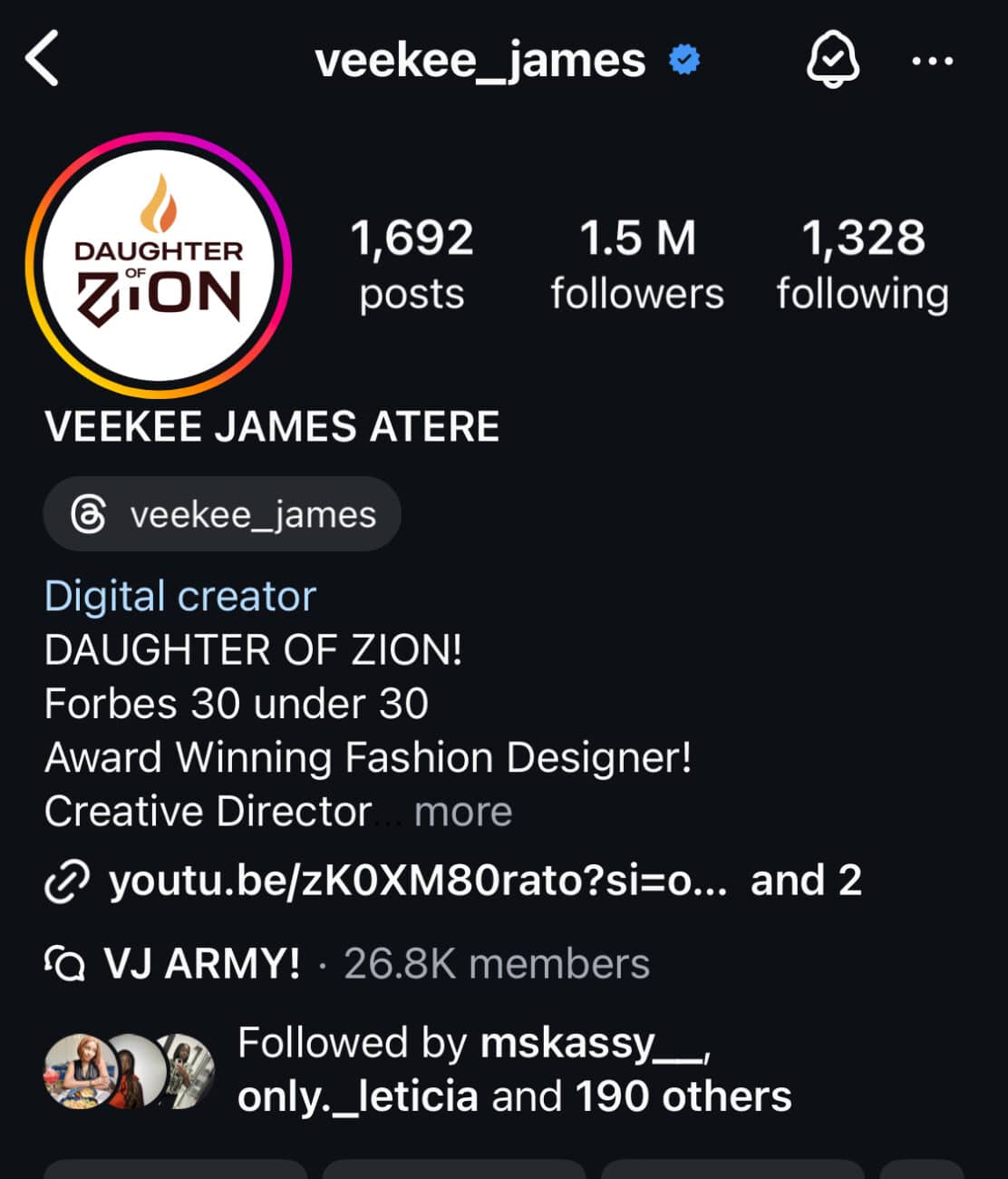 Veekee James comemora 1,5 milhão de seguidores.